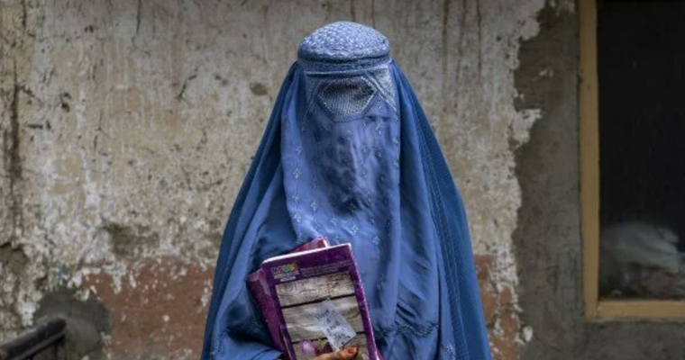 Mujeres afganas cantan contra el régimen talibán que les prohibió utilizar su voz en público. Foto: Agencia EFE