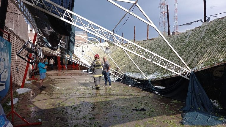 Techos volados Cables en el suelo y techos que volaron son parte del balance. Foto: Bomberos de Mendoza.