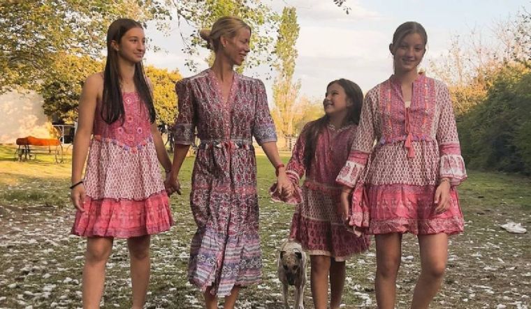 Nicole Neumann, reconciliada con sus hijas y a punto de dar una feliz noticia.