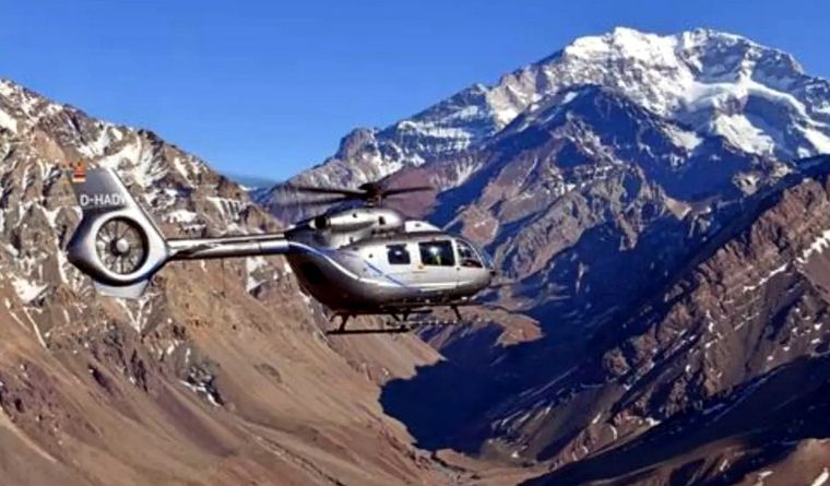 Un helicóptero sobrevuela el Aconcagua, símbolo de los Andes. Foto: Efe.