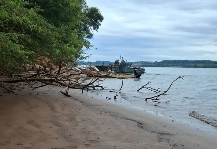 La Prefectura Naval Argentina y la Policía de Misiones desplegaron un intenso operativo para encontrar al hombre desaparecido tras el naufragio Foto: X