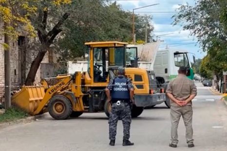 Un feto fue encontrado dentro de un frasco en la ciudad cordobesa de Deán Funes y la Justicia investiga el hecho. Un feto fue encontrado dentro de un frasco en la ciudad cordobesa de Deán Funes y la Justicia investiga el hecho.