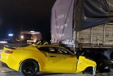 El conductor del Chevrolet Camaro, un joven de 27 años, murió en el acto Foto: X @PolicialesON