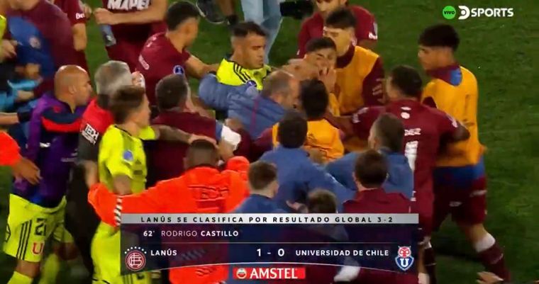 Escándalo, tumulto y piñas: todo eso tuvo el final del partido entre Lanús y la U. de Chile.