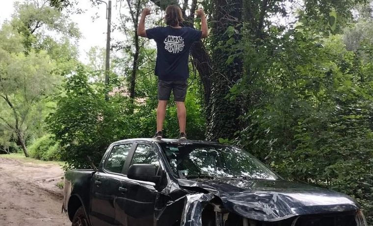 Manuel Viu debió ser rescatado por los bomberos de Villa General Belgrano luego de ser arrastrado por la crecida del arroyo con su camioneta Foto: Instagram @manuviu01