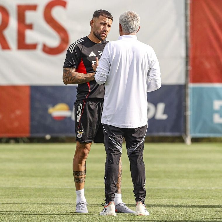José Mourinho fue contundente al hablar sobre el interés del Barcelona por Nicolás Otamendi. Foto: @SLBenfica