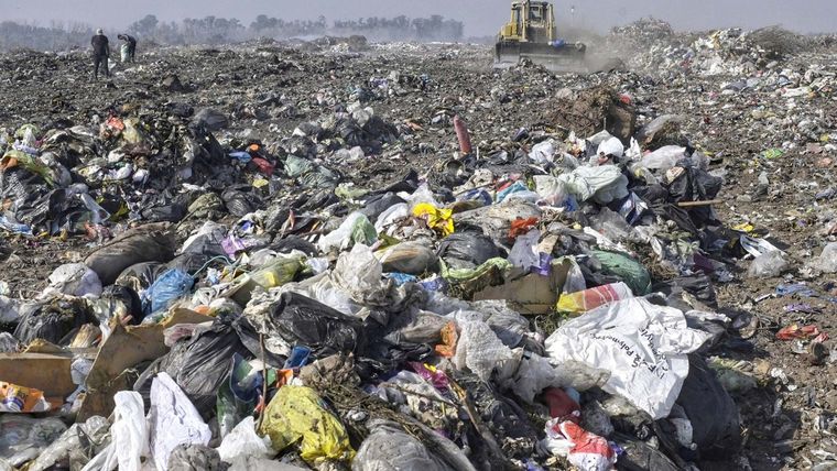 El basural a cielo abierto es el más grande del país y la Municipalidad busca eliminarlo pero el proyecto tendría falencias técnicas Foto: Josefina Godoy Martínez. MDZ.