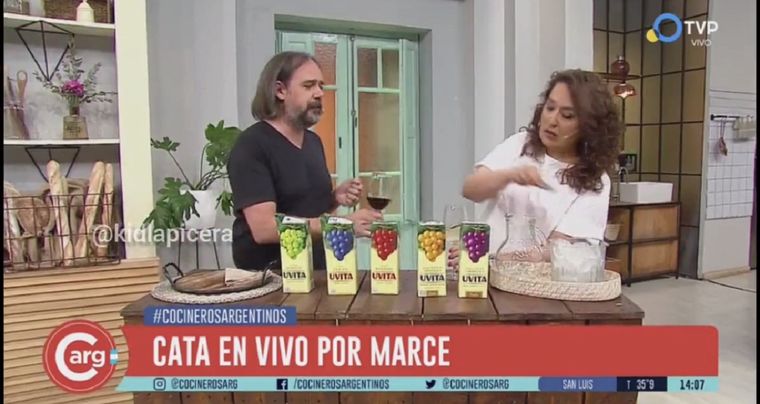 Un momento de la cata de vino en cartón que sigue causando debate hoy.