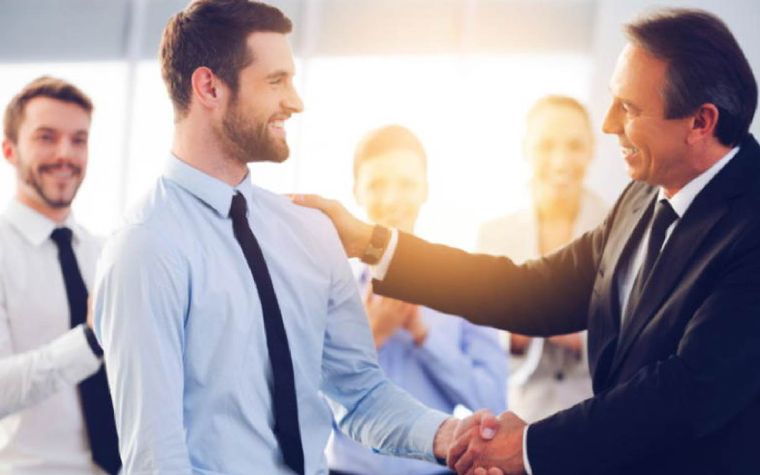 Las empresas suelen creer que una transformación comienza cuando incorporan una nueva tecnología, rediseñan procesos o lanzan una nueva estrategia.