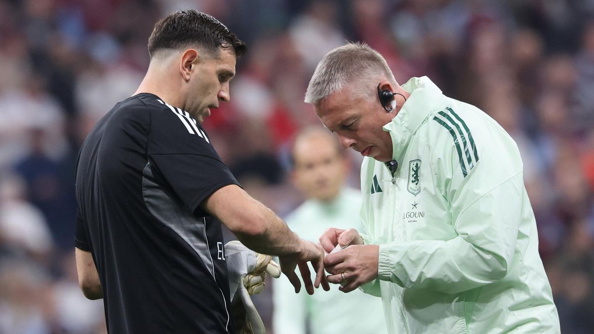 Dibu Martínez reveló el problema que tuvo antes de jugar la final de la Europa League y encendió las alarmas