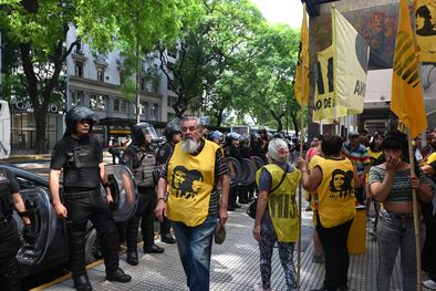 MDZol | Por la vereda y con chalecos amarillos, así fue la marcha de Raul Castells hoy. Foto: Télam