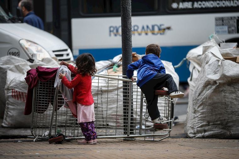 Menores La mayoría de los pobres en Argentina son niños. Foto: EFE