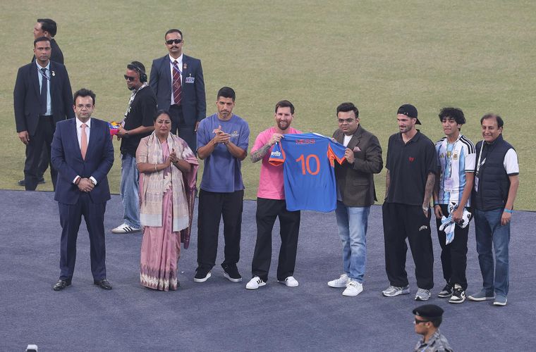 Lionel Messi posa con una camiseta junto al presidente del Consejo Internacional de Críquet (ICC), Jay Shah, la ministra principal de Delhi, Rekha Gupta. De Paul y Luis Suárez.