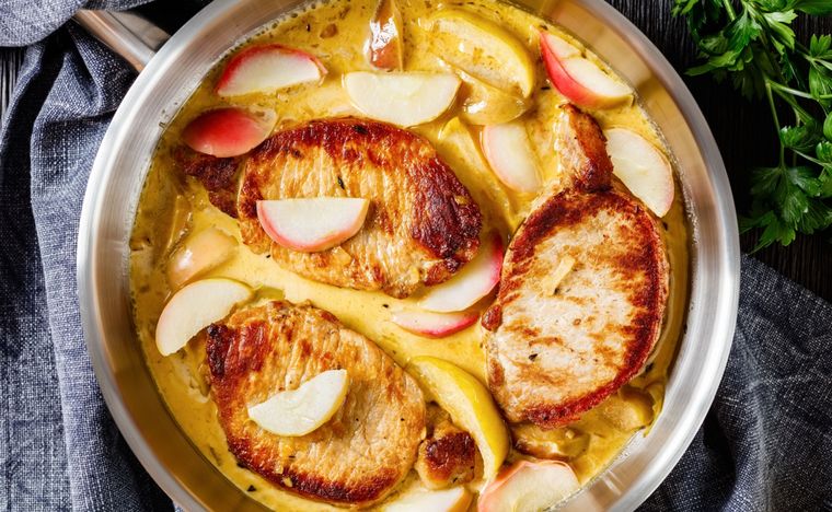 Chuletas de cerdo con manzana Una receta simple y deliciosa en minutos. Foto: Shutterstock