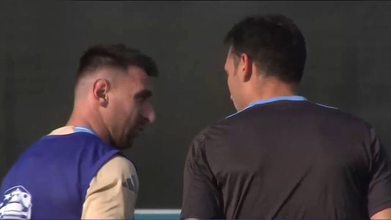 Scaloni y su charla con Messi. Foto: Captura