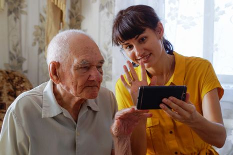 Con unos simples trucos, el celular Android puede ser una herramienta mucho más amigable para padres y jubilados. Con unos simples trucos, el celular Android puede ser una herramienta mucho más amigable para padres y jubilados.