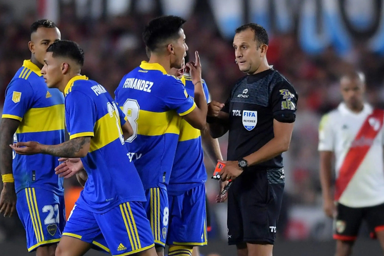 Boca se cansó de los arbitrajes y dirigentes podrían salir a hablar en los próximos días
