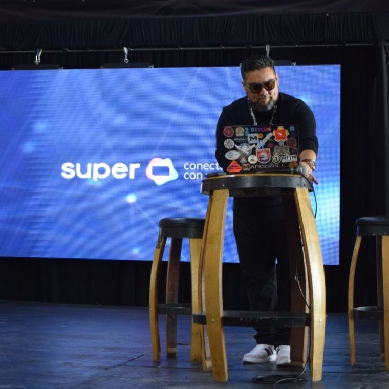 Alexander Vianney es un hacker ético. Alexander Vianney es un hacker ético.