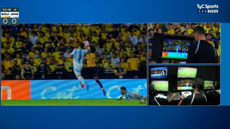 El VAR llamó y el juez Roldán no dudó en cobrar penal para Ecuador ante Argentina.