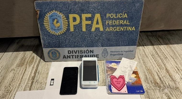 Una banda dedicada a estafas con tarjetas de crédito y débito fue desbaratada en el partido bonaerense de La Matanza.﻿