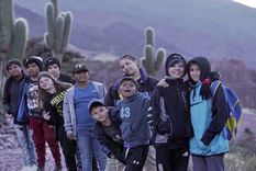 Juana Passeri rodeada de niños en el norte argentino Foto: Gentileza Pakapaka
