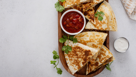 En algunas regiones de México, la receta de quesadilla no siempre incluye queso. En algunas regiones de México, la receta de quesadilla no siempre incluye queso.