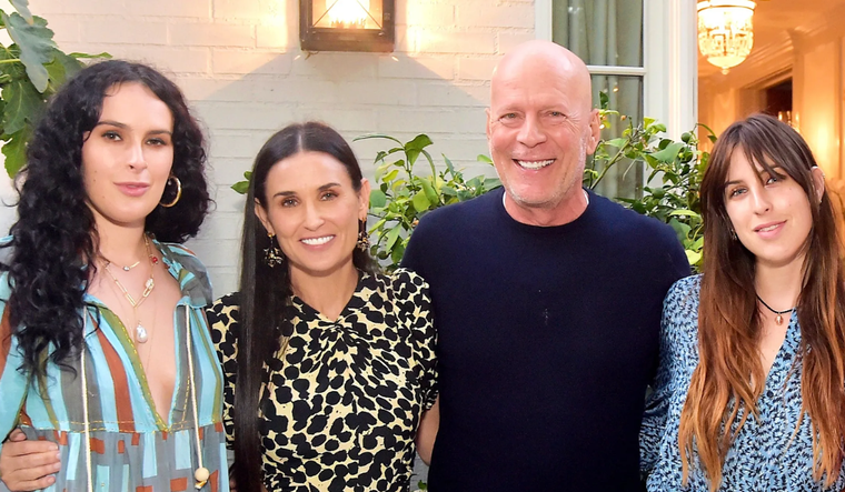 Rumer Willis, Demi Moore, Bruce Willis y Scout Willis sumaron a más gente a esta foto de septiembre de 2019. Foto: Getty.