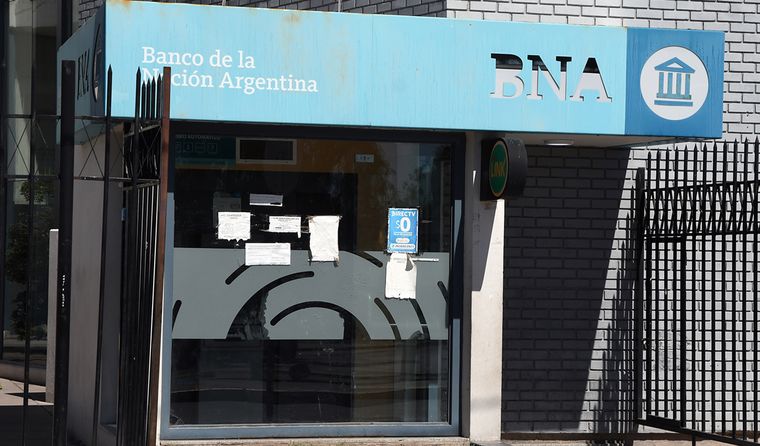 Los bancos de todo el país cerrarán sus puertas por adhesión al paro nacional de la CGT. Foto: Alf Ponce Mercado / MDZ