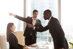 en caso de desigualdad tome el martillo y rompa el cristal