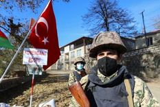 Los soldados de Azerbaiyán tienen que lidiar a diario con uniformados rusos.