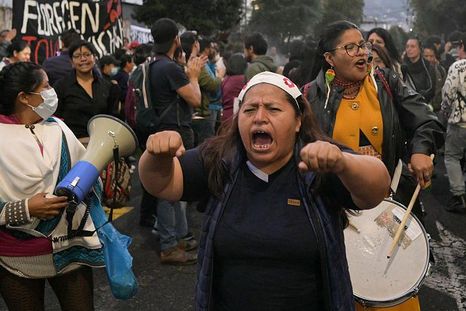 Manifestantes participan en una protesta en apoyo al paro nacional convocado por la Conaie, en Quito, el 7 de octubre de 2025. Manifestantes participan en una protesta en apoyo al paro nacional convocado por la Conaie, en Quito, el 7 de octubre de 2025.