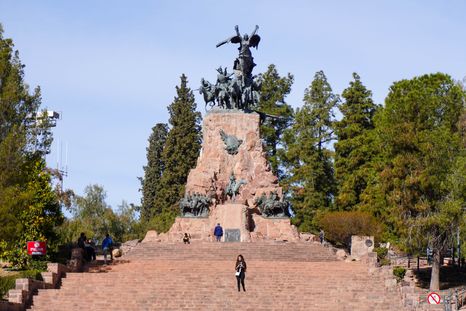 Su combinación de historia, paisaje y simbolismo convierten al Cerro de la Gloria en uno de los sitios más representativos de la provincia. Su combinación de historia, paisaje y simbolismo convierten al Cerro de la Gloria en uno de los sitios más representativos de la provincia.
