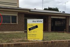 La silueta de un hombre apareció en la foto de una casa deshabitada