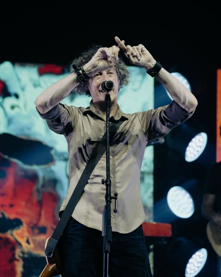 Roberto Musso es el vocalista, guitarrista y compositor de la banda. Roberto Musso es el vocalista, guitarrista y compositor de la banda.