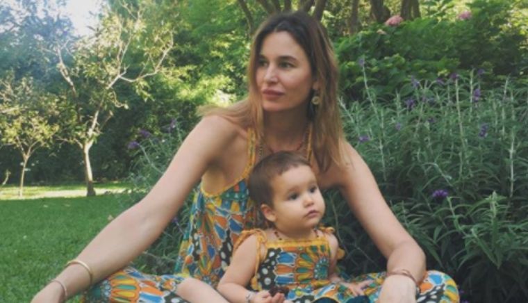 Dolores Barreiro posó con su hija de 7 años. Dolores Barreiro incentivó a su hija en sus primeros pasos como modelo.