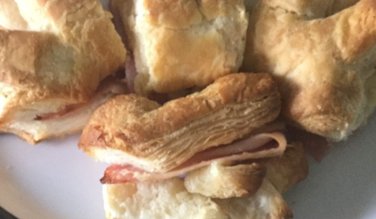 La receta de cremona rellena con jamón y queso puede hacerse con manteca o grasa, y ese detalle cambia totalmente su textura y sabor. La receta de cremona rellena con jamón y queso puede hacerse con manteca o grasa, y ese detalle cambia totalmente su textura y sabor.