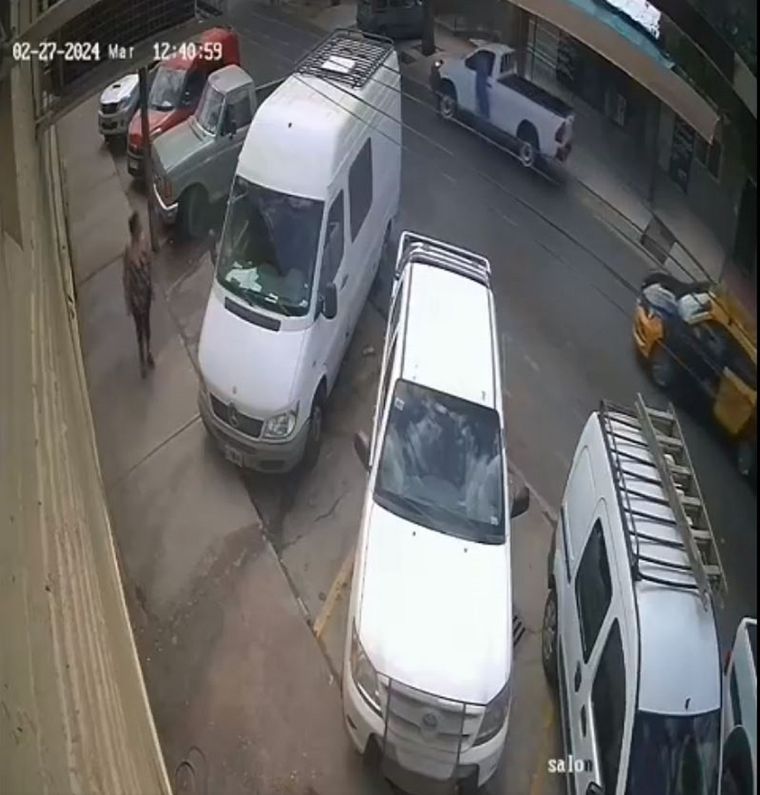 La víctima tratando de impedir el robo de su vehículo Foto: captura de video