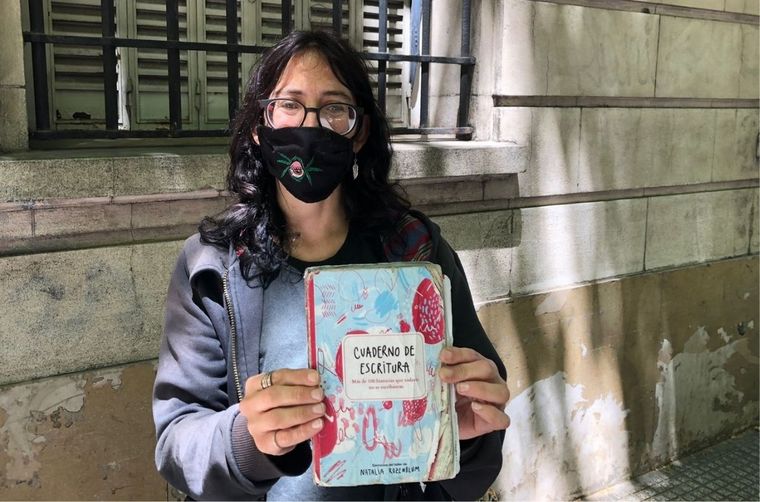 Laura Vende libros y sueña con ser escritora