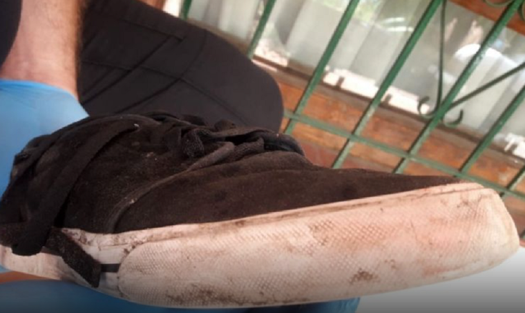 La zapatilla con restos de sangre de Fernando Báez que eran de Máximo Thomsen.