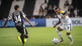 El Bicho Campaz, extremo de Rosario Central, encara ante la marca del defensor de Libertad, Villalba. El Bicho Campaz, extremo de Rosario Central, encara ante la marca del defensor de Libertad, Villalba.