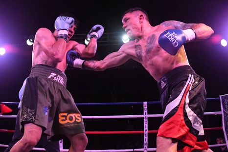 Gumersindo Carrasco castiga a Maximiliano Ávila.