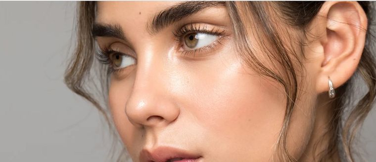 Las cejas y pestañas tupidas son claves en una mirada intensa. Foto: Glamour