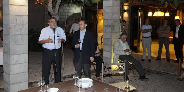 José Zuccardi -presidente de la UVA- junto al gobernador Celso Jaque, durante los discursos. Foto: Gentileza Marcelo Fernández