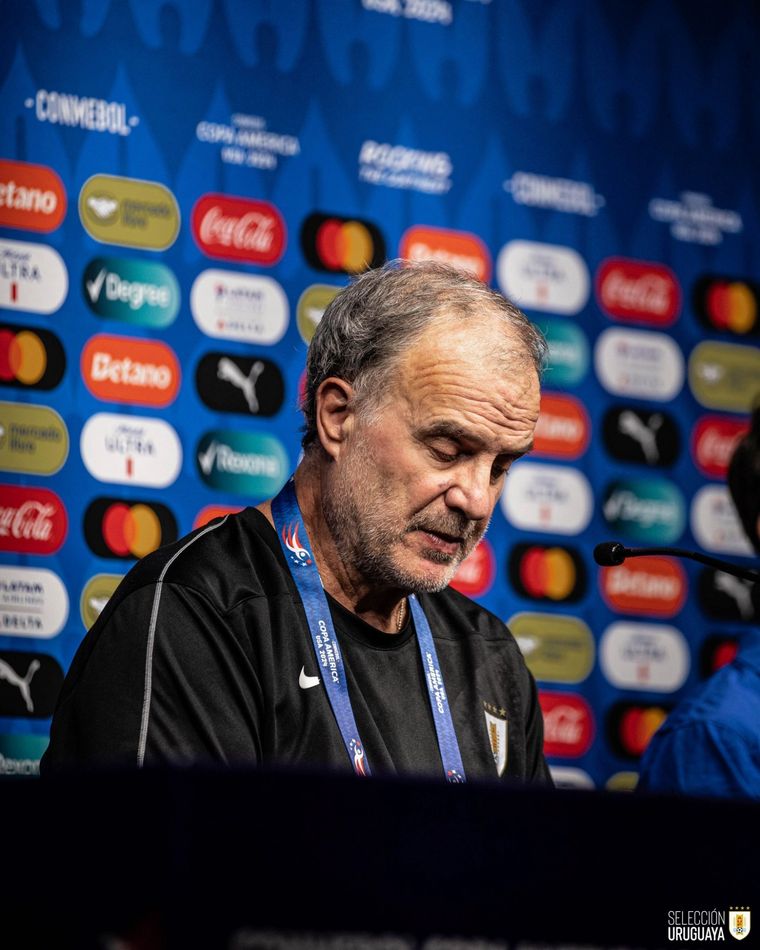 Bielsa y una pregunta en conferencia que lo le agradó. Foto: @Uruguay