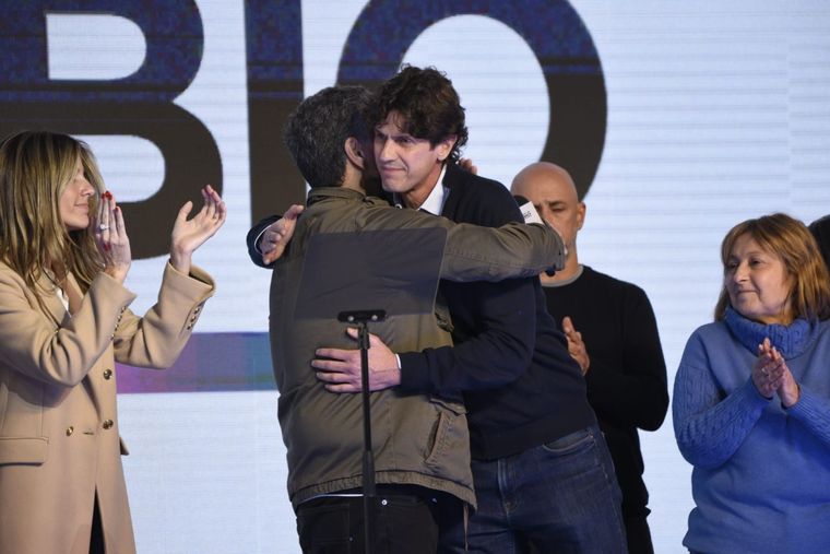 Jorge Macri y Martín Lousteau celebraron juntos en el escenario Foto: Juan Aberastain/MDZ