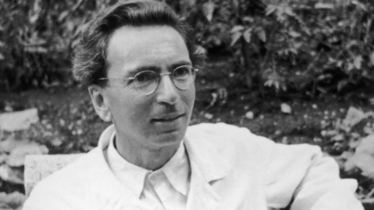 La frase de Viktor Frankl invita a pensar la felicidad como resultado de una vida con propósito. La frase de Viktor Frankl invita a pensar la felicidad como resultado de una vida con propósito.
