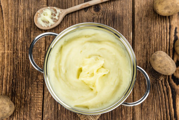 En la receta clásica, usar leche caliente evita que el puré se enfríe o tome una consistencia grumosa. En la receta clásica, usar leche caliente evita que el puré se enfríe o tome una consistencia grumosa.