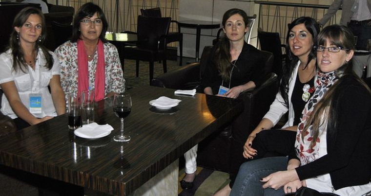 Mesa de amigas: Marta Martinelli, Cecilia Iuvaro, Silvina Keil, María Faillace y Julieta Svetliza. Foto: Gentileza Silvina Regazzoni