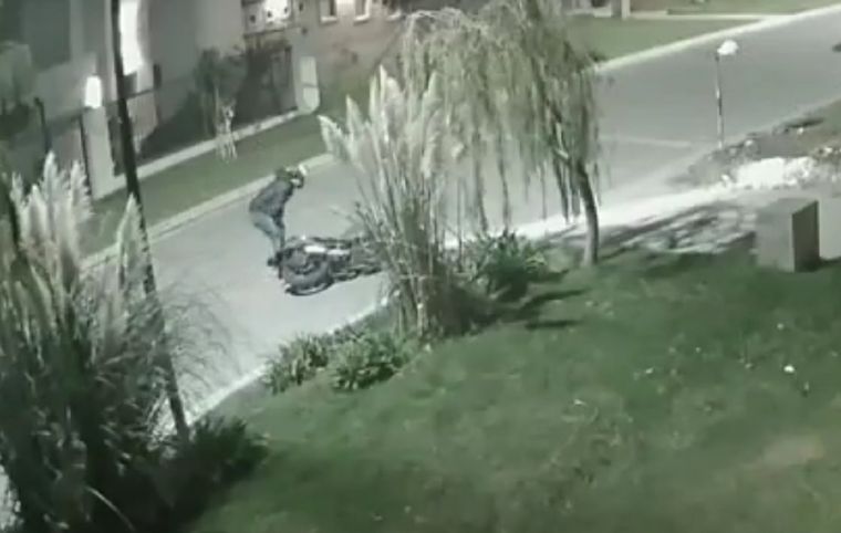 Un hombre se resistió al robo de su moto y le dispararon con un aire comprimido Foto: Captura de video