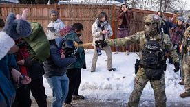 Un agente lanza un gas contra los manifestantes tras la muerte de la mujer.